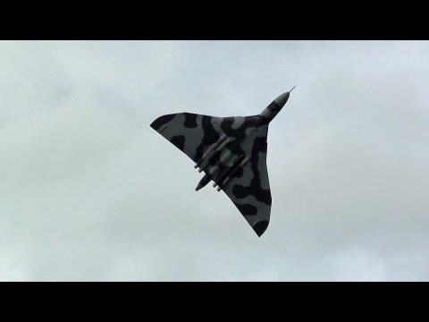 Vulcan XH558  Awesome Howl Sounds.