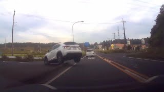 Unexpected off-road performance of Lexus | Slip accident on snowy road [Dashcam]