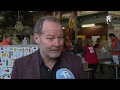 Danny Blind helpt met inpakken van 35.000 kerstpakketten voor de Voedselbank