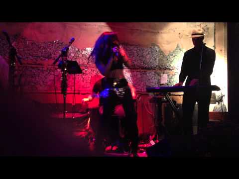 Yasmine Hamdan en la fiesta de Only Lovers Left Alive