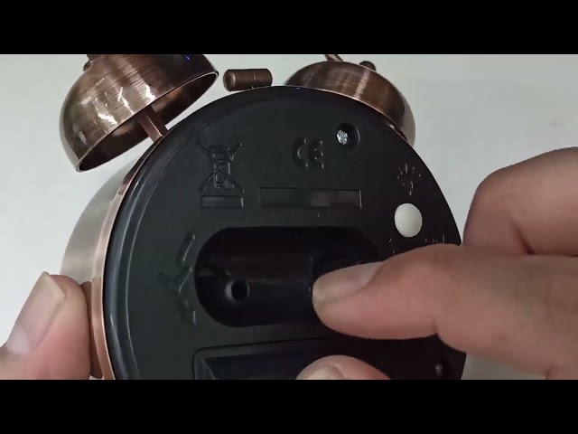 Vídeo relacionado con Azyh Despertador analógico sin tictac, pequeño reloj de mesa retro, reloj de mesa para decoración de salón, dormitorio, mesita de noche, adultos, ancianos, niños, reloj despertador de viaje, funciona