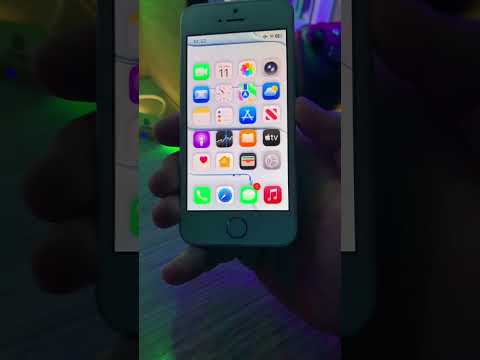 iOS 26 on a 2016 iPhone SE! With Liquid Glass😋#apple #ios #jailbreak #iphone17 #liquidglass