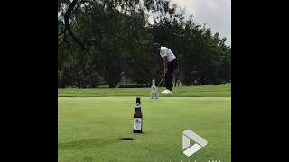 videos de risa Golf con la botella de cerveza