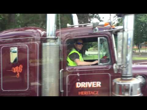 Kenworth W925 (1977) truck overtaking heritage vehicles