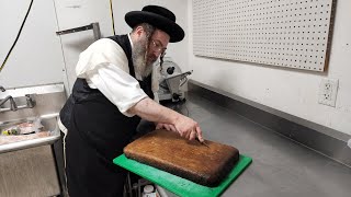 ערב שבת בשעת הקרנצ' עם הרב שלמה הרש אקשטיין...   על אכילת קוגל