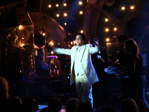 ΕΜΕΝΑ ΑΣΕ ΜΕ ΣΤΟΝ ΚΟΣΜΟ ΤΟΝ ΔΙΚΟ ΜΟΥ(REMIX)