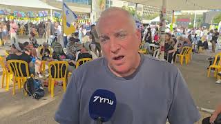 אייל אשל, אביה של רוני ז"ל, בכיכר החטופים  (חדשות ערוץ 7) - התמונה מוצגת ישירות מתוך אתר האינטרנט יוטיוב. זכויות היוצרים בתמונה שייכות ליוצרה. קישור קרדיט למקור התוכן נמצא בתוך דף הסרטון