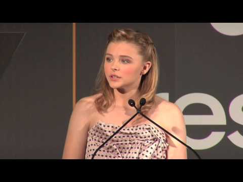 克洛伊-格蕾絲-莫瑞茲頒發年度學生代言人獎。 (Chloë Grace Moretz presents our Student Advocate of the Year Award)