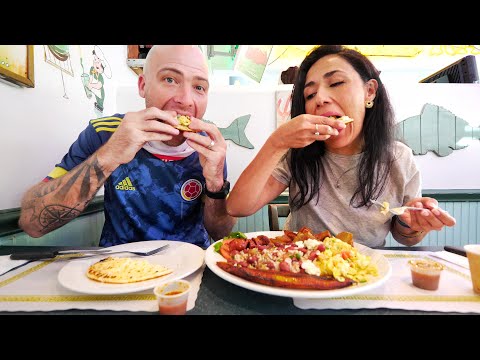 COLOMBIAN FOOD TOUR of Jackson Heights!! Arepas, Tamal & Tinto | Queens, NYC