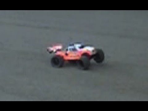 Traxxas Revo RB-TM323 auf Asphalt in Rheinstetten