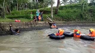 preview picture of video 'Mandi di Sungai Abangan, Lombok'