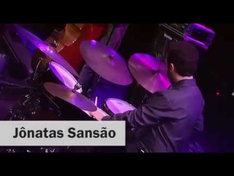 Jônatas Sansão faz solo de bateria no Jazz na Fábrica