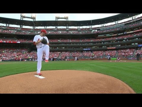 PIT@STL: Lynn fans five over seven scoreless innings