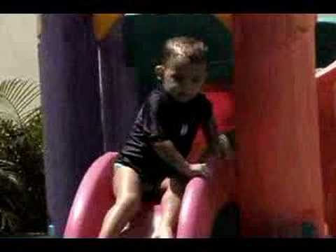 Los nenes en la piscina