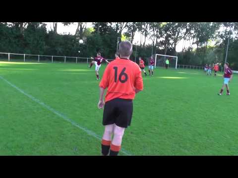 Opjestropdas 28 sept 13 Zwaluwen Utrecht 3 - VV De Meern 9 com 7-5 Wout zoekt ballenjongen
