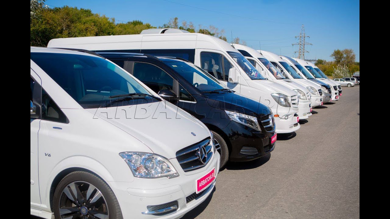 Белые микроавтобусы