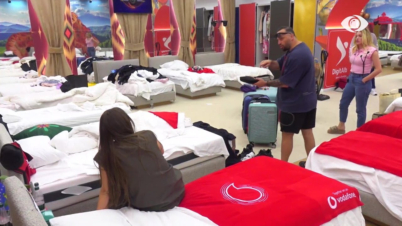 Pasi hodhi valixhet në pishinë, Liami gjen çantën me sendet personale