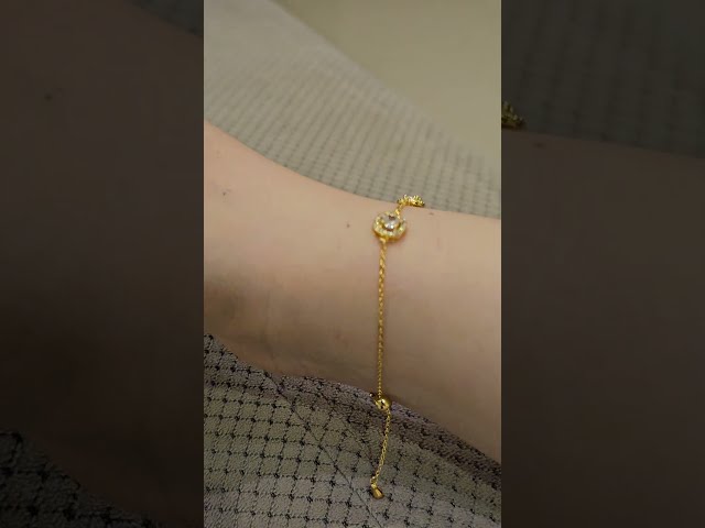 اسوارة باندورا ذهبية مزينة باحجار والماس