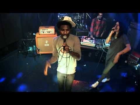 download lagu mp3 mp4 Buzzin Live, download lagu Buzzin Live gratis, unduh video klip Buzzin Live