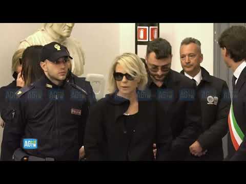 Costanzo, l'arrivo di Maria De Filippi alla camera ardente: il saluto con i figli e Fiorello