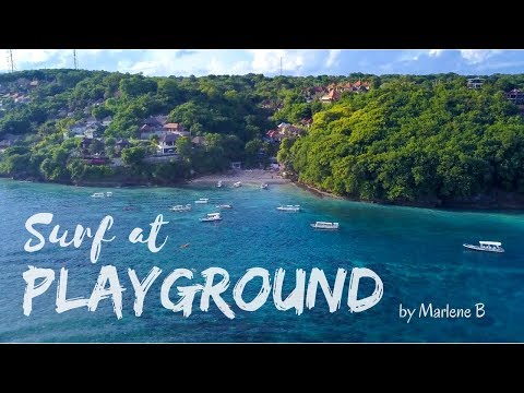 Изглед от въздуха на сърфисти на забавни вълни на Playgrounds