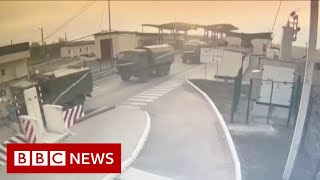 CCTV shows tanks and Russian military vehicles cross Ukraine border - BBC News