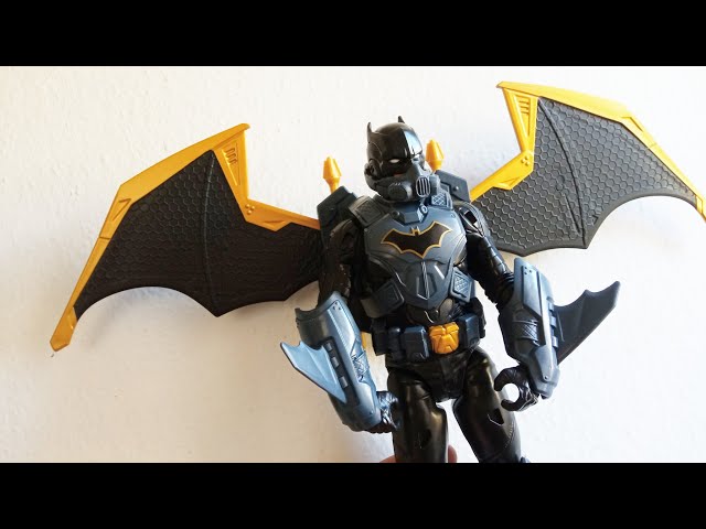 Vídeo relacionado con DC Comics Batman Adventures, Figura de acción de Night Sky Batman de 30 cm con alas desplegables, Juguetes para niños y niñas a Partir de 3 años