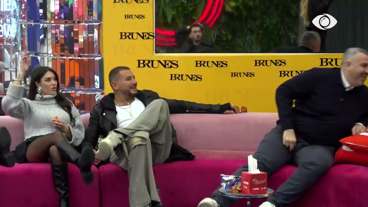 Nisin karaoket në shtëpi, Selin këndon para banorëve