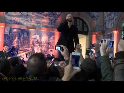 james playing Getting Away - Estação de S. Bento - Porto - Portugal