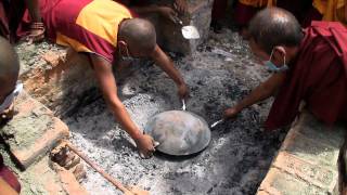 Khen Rinpoche cremation day and discovering relics