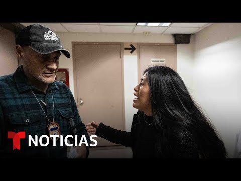 Suspenden a agente de ICE que derribó a una inmigrante ecuatoriana en una corte | Noticias Telemundo