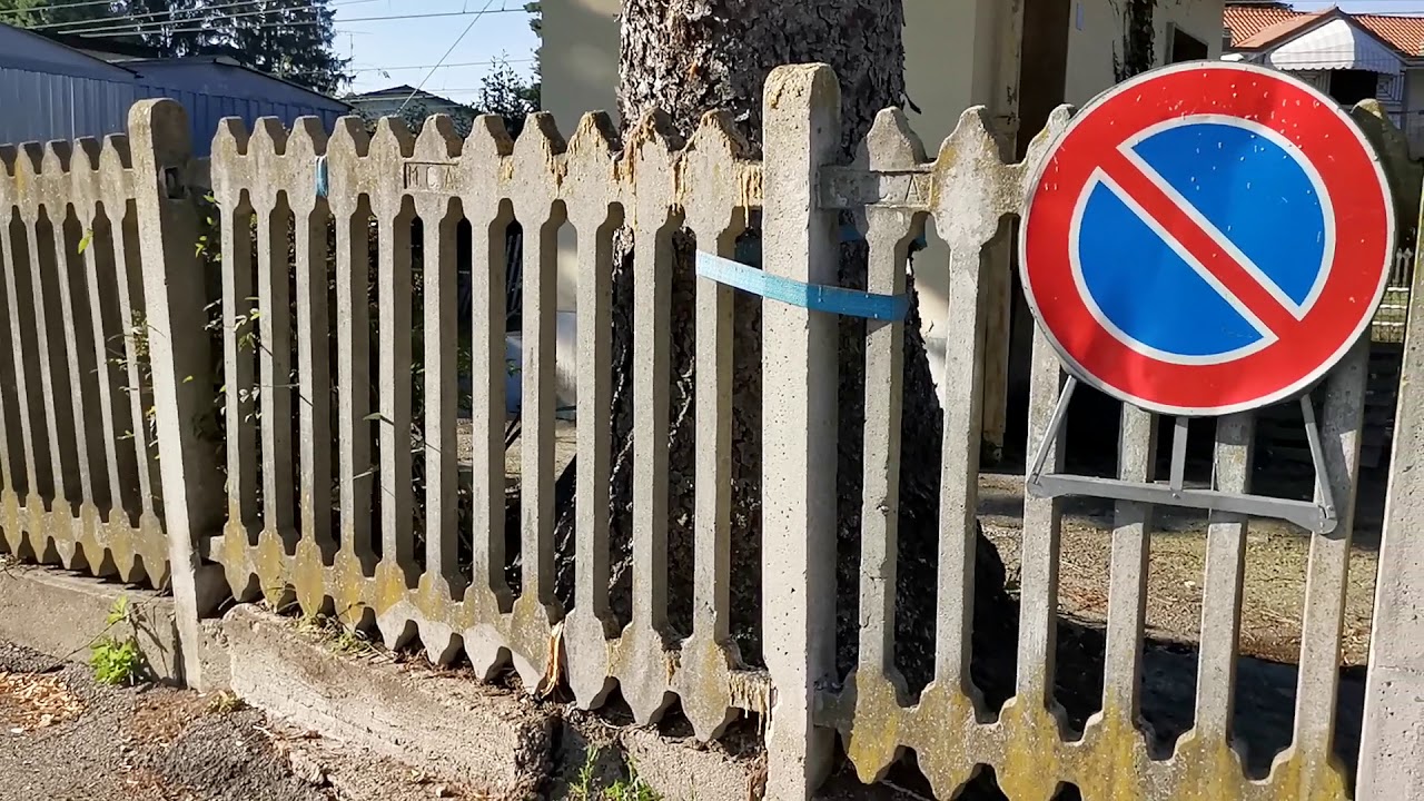 Casorate Sempione, stazione ferroviaria, recinzione legata all'albero