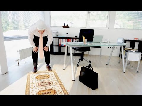 Nëse jemi në një punë ku nuk kemi mundësi ta falim një nga namazet, a mund ta bashkojmë?