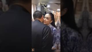 Download lagu Kris Dayanti and Raul Lemos Warmly Hug Anang Hermansyah at Anang's Birthday Event! mp3