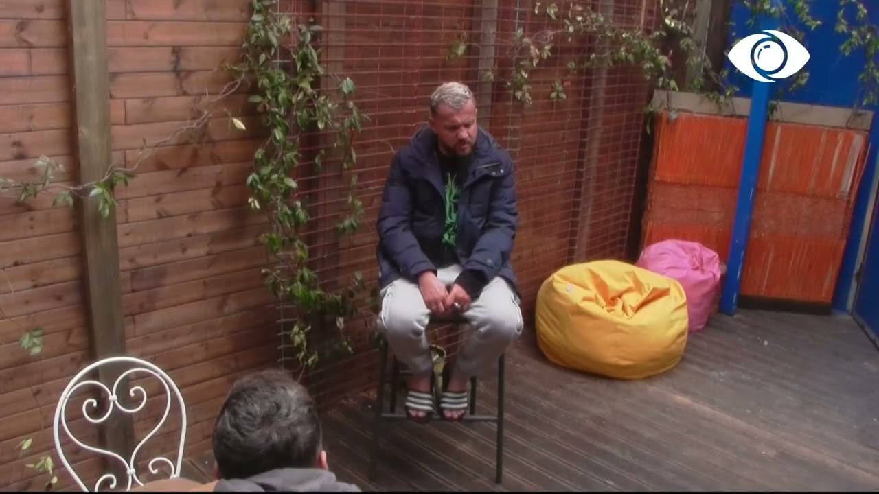 Luizi e nis ditën me këngë