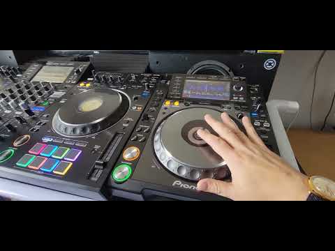 Pioneer DJ XDJ-XZ with CDJ-2000 Nexus