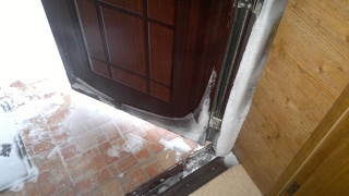 В этом видео я расскажу как утеплить дверной откос чтобы не промерзала дверь. Дверь замерзала, плохо открывался замок. После утепления проблема решилась на