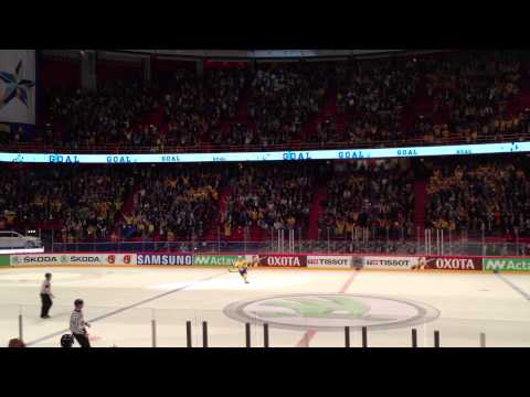 Fredrik Pettersson scorer på den avgjørende straffen for Sverige.