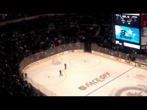 Teemu Selanne waves goodbye to Winnipeg