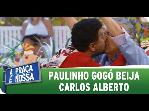 A Praça é Nossa (01/01/15) - Paulinho Gogó beija Carlos Alberto