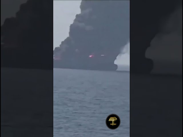 Enorme columna de humo emerge de un buque al sur de Ormuz