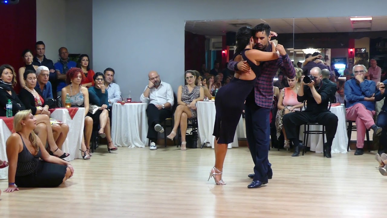 Video thumbnail for Natalia Ochoa & Ismael Ludman, Esta noche de luna (WinterTangoNapoli 2019, 3/4)