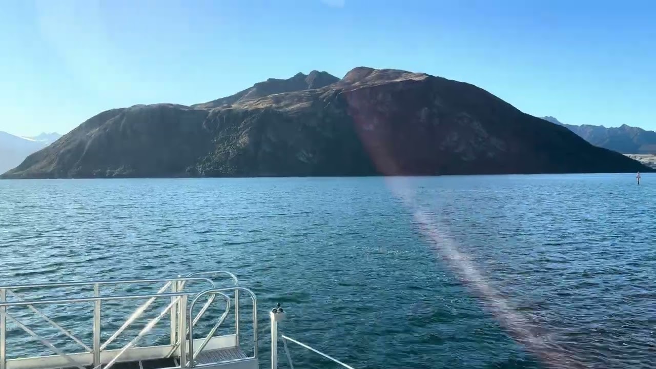 Lake Wanaka Cruise offers panoramic views of rivers.