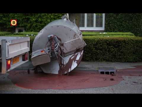 400 kilo chocola op straat in Hoeven (Beelden: Alexander Vingerhoeds)