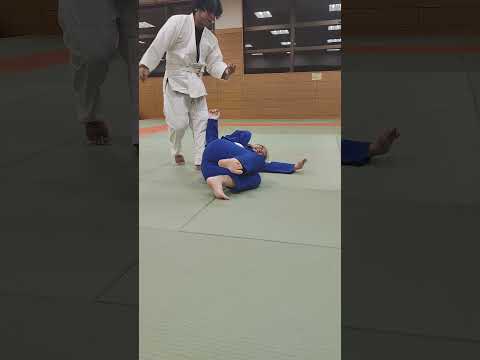 女子空手家がブラジリアン柔術飛び付きガードポジションから三角絞め練習してみた