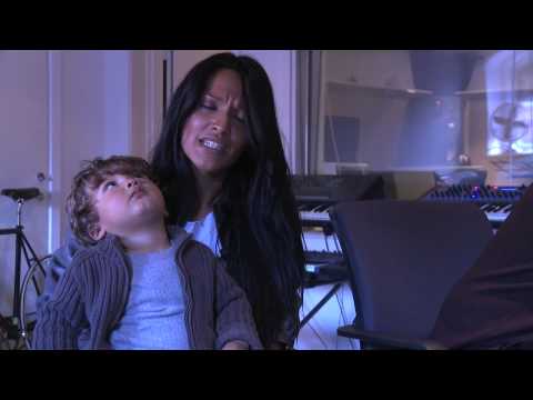 Saseline, siger nej til knive! (Bestil t-shirt og vis din støtte på www.nejtilknive.dk).