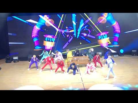 SEVENTEEN Diamond Edge Toronto Concert 08/25/17 Pretty U