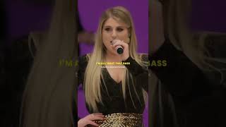 Download lagu Meghan trainor - Lagu all about that bass Live video music lyric mp3