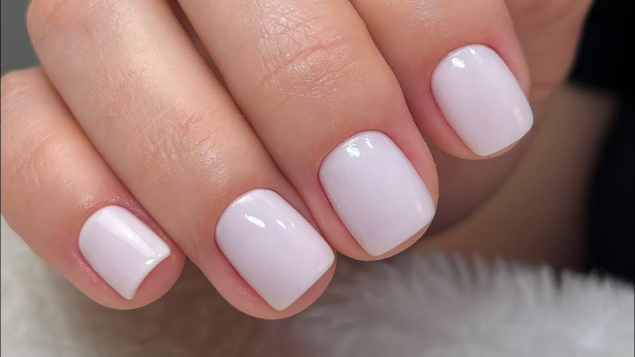 Esmaltação branquinha perfeita nas unhas das mãos 😍