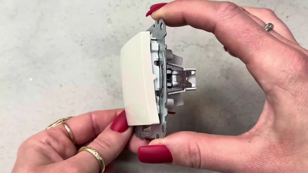 Одноклавішний прохідний вимикач SCHNEIDER Sedna Design бежевий SDD112106